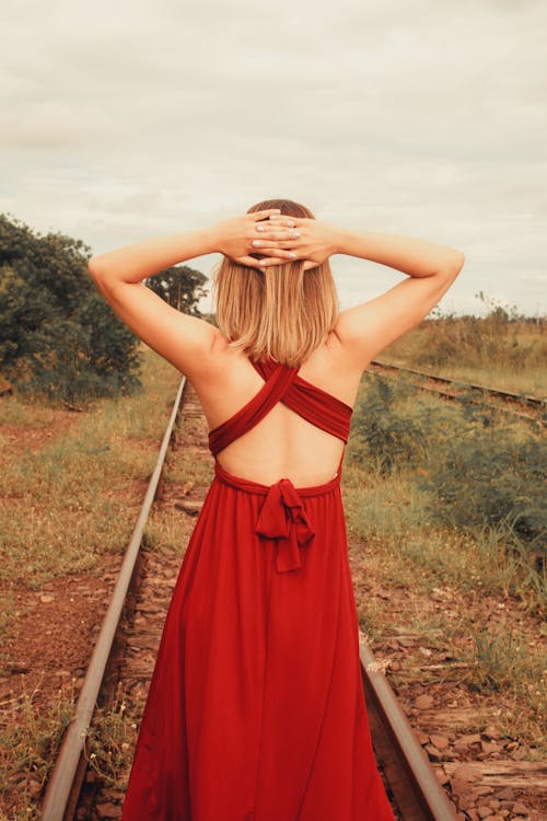 Darmowe zdjęcie z galerii z blond, czerwona sukienka, fotografia mody