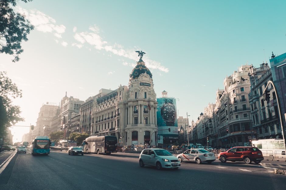 Vista dinámica del tráfico y la arquitectura en la Gran Vía de Madrid, España.