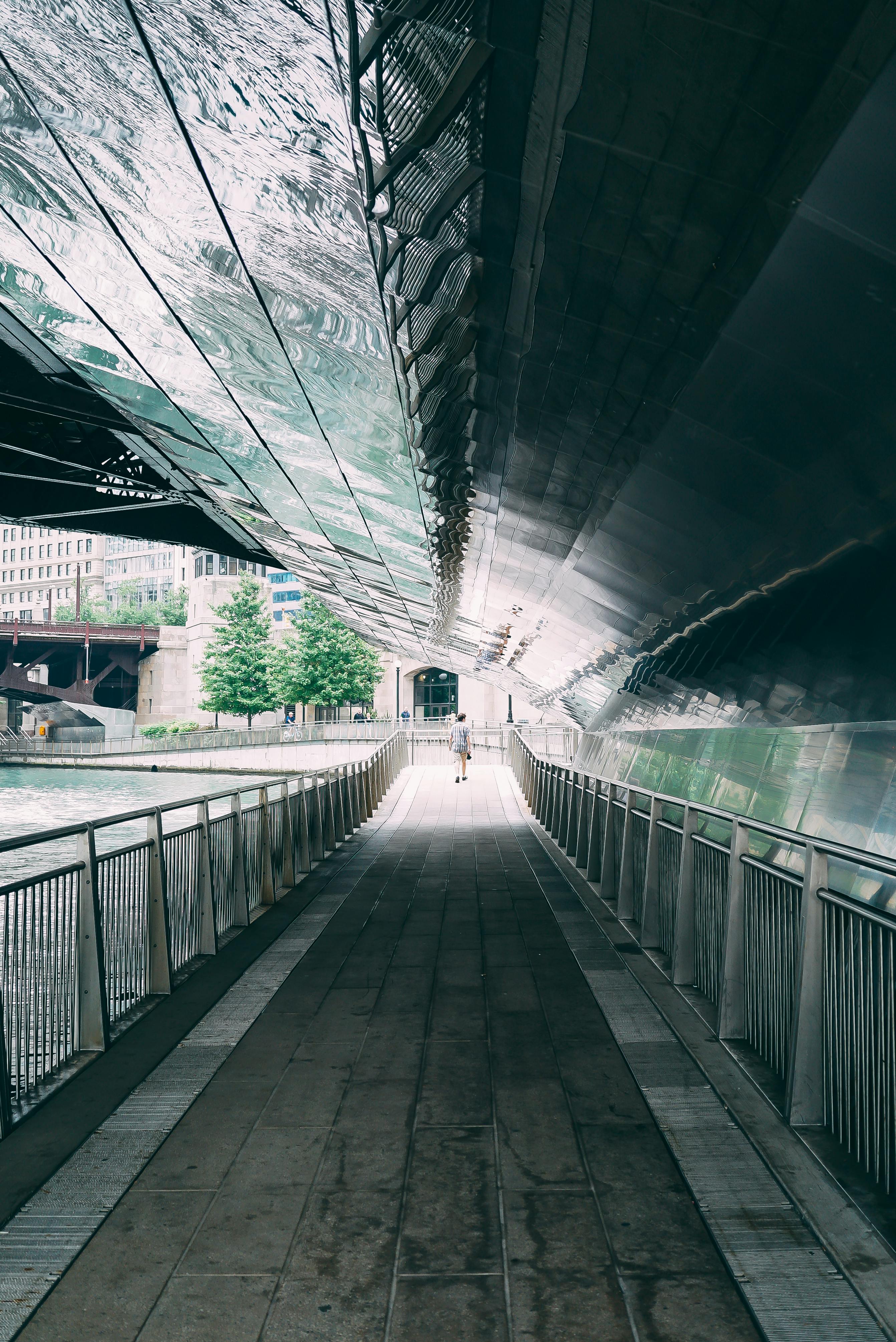 芝加哥桥下的人行道反射出城市景象，展现了现代建筑与独特视角