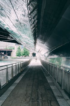 芝加哥桥下的人行道反射出城市景象，展现了现代建筑与独特视角