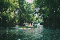 乘船穿越墨西哥郁郁葱葱的绿地和宁静的水域，非常宁静，适合度假和自然爱好者