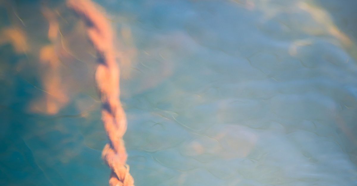 String and Clouds on Sky behind · Free Stock Photo