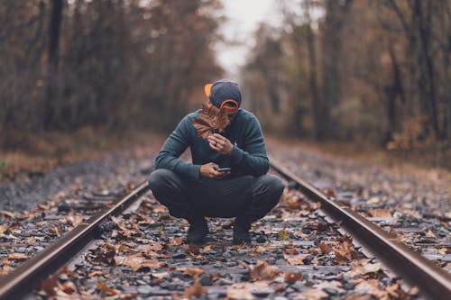 Фотография человека на железной дороге