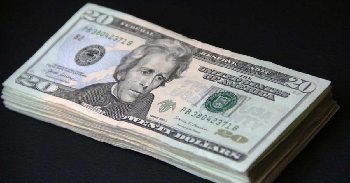 Pila di banconote da un dollaro americano, simbolo del deficit e dei rimborsi dei dazi