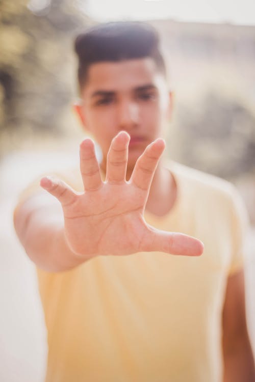 бесплатная Фотография человека, показывающего свою правую руку Стоковое фото