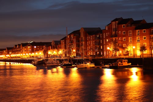 Foto profissional grátis de barcos, cais, cidade da noite