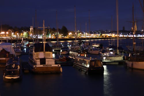 Foto profissional grátis de barcos, cais, cidade da noite