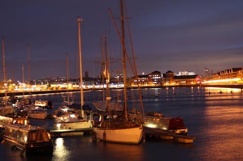 Foto profissional grátis de barcos, cais, cidade da noite