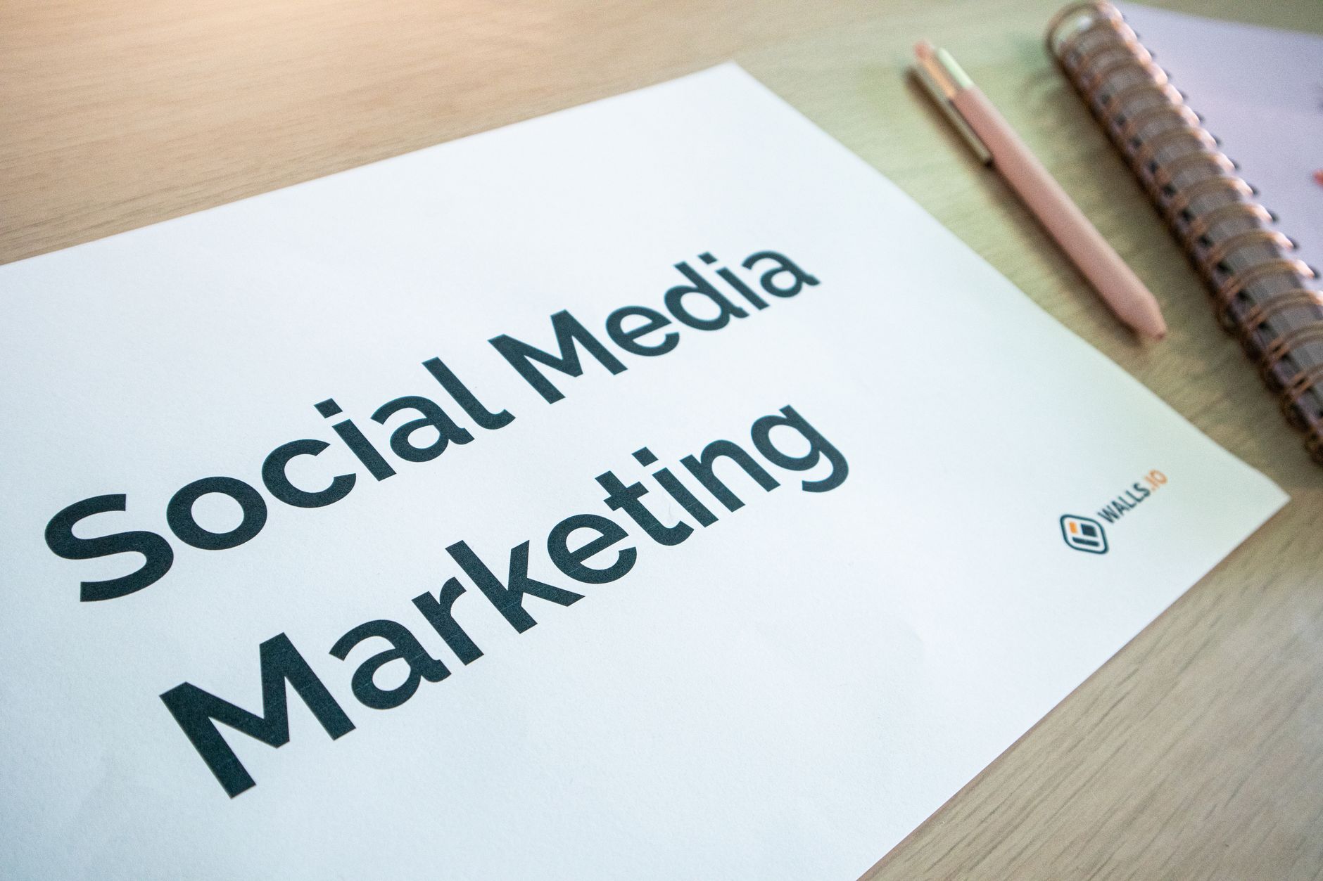 Document de stratégie marketing sur réseaux sociaux avec stylo et carnet