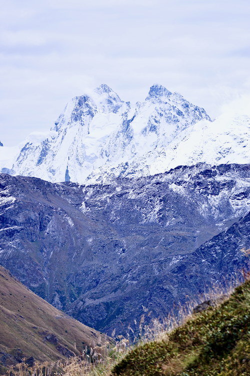 Free Majestic view of snow-capped mountains under cloudy skies, perfect for nature lovers. Stock Photo