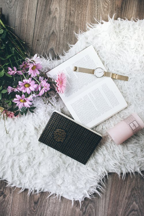 Foto d'estoc gratuïta de flatlay, flors roses, llibre obert