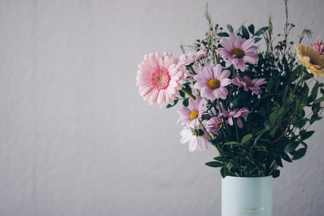 Flores Cor De Rosa Em Um Vaso Branco