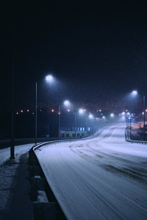 Darmowe zdjęcie z galerii z droga, noc, opady śniegu