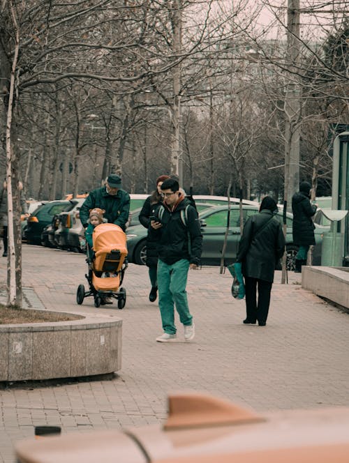 cep telefonu, kalabalık cadde, meşgul içeren Ücretsiz stok fotoğraf