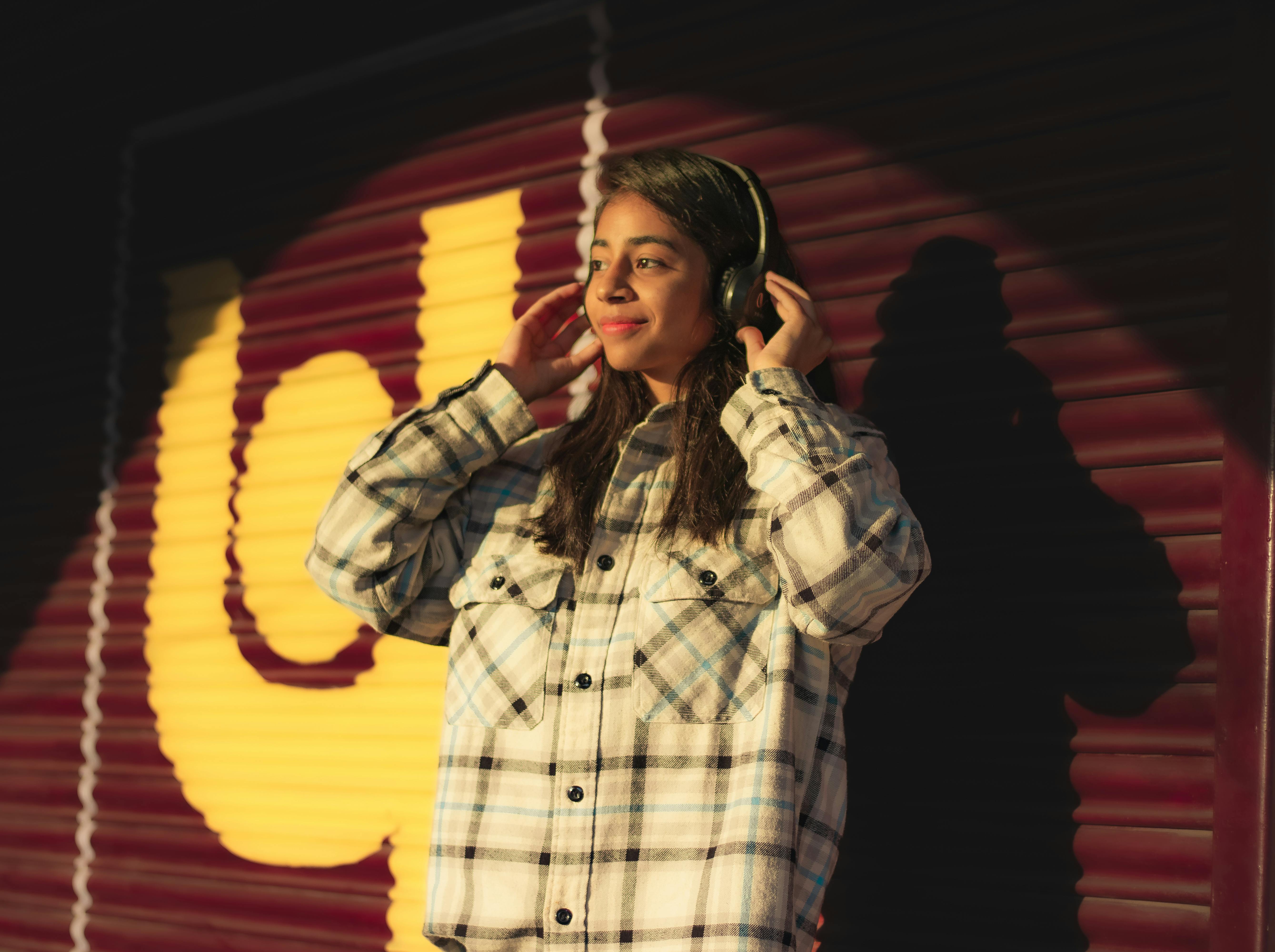 Moshi Moshi upbeat on lifestyle shopping — Photo by Shantanu Kumar on Pexels