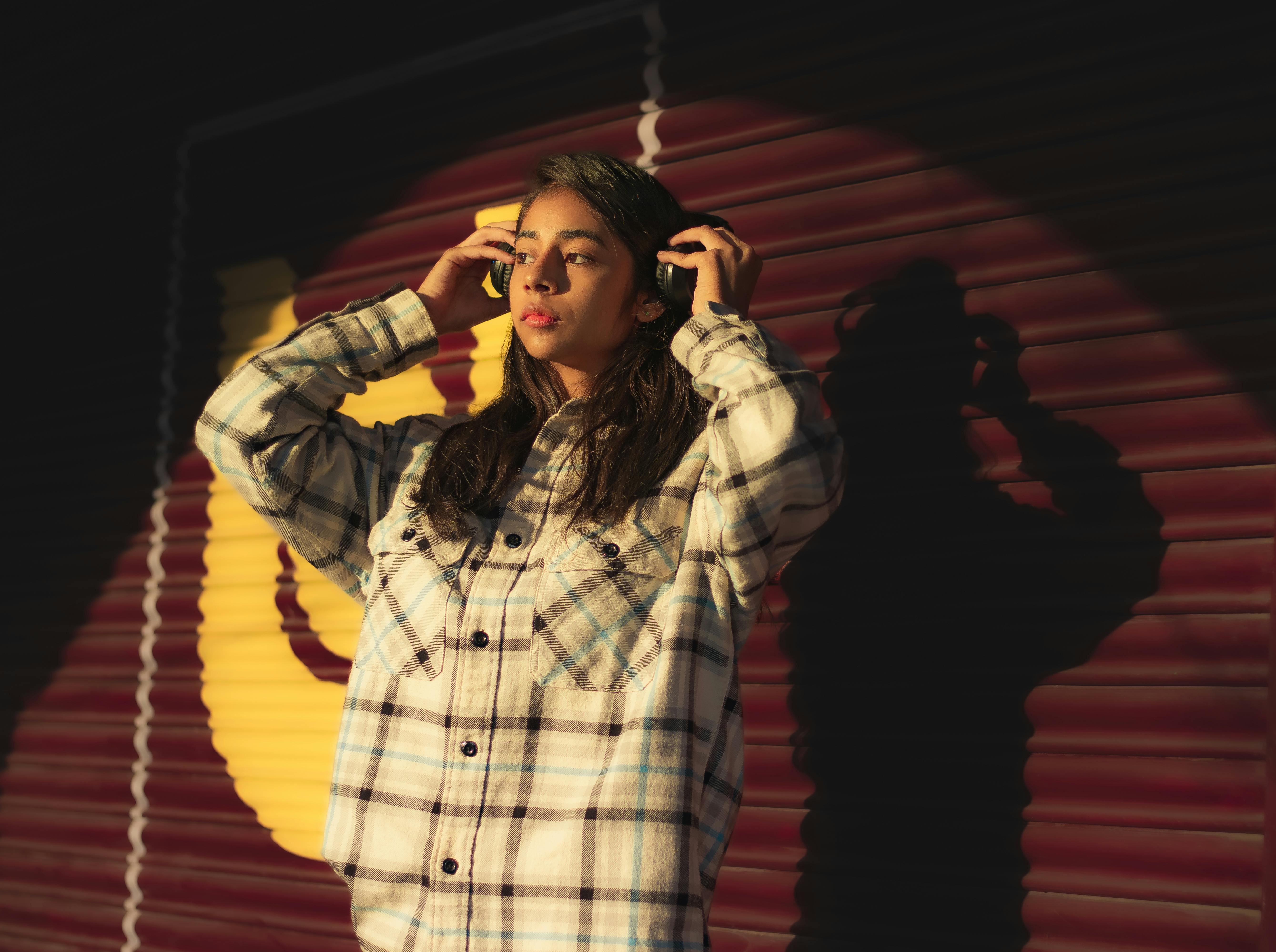 Moshi Moshi upbeat on lifestyle shopping — Photo by Shantanu Kumar on Pexels