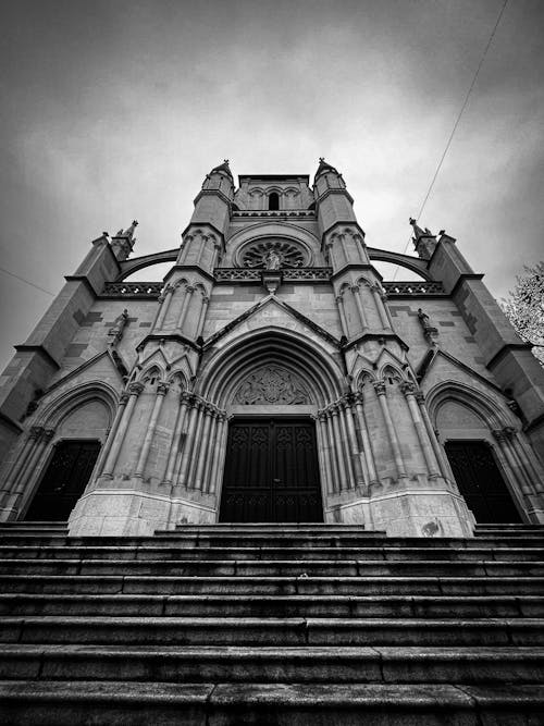 Gratis stockfoto met binnenkomst, eenkleurig, gotische architectuur