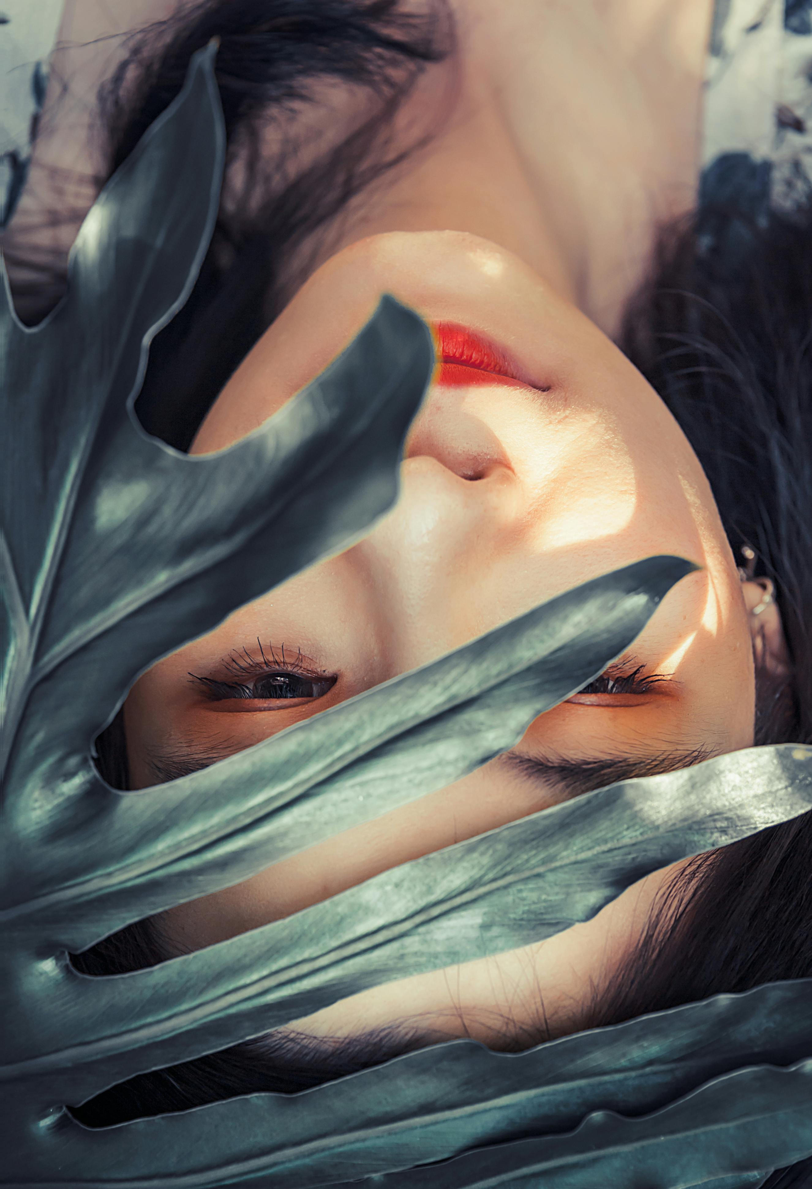 一位女士的特写肖像，叶子的阴影营造出宁静而艺术的氛围