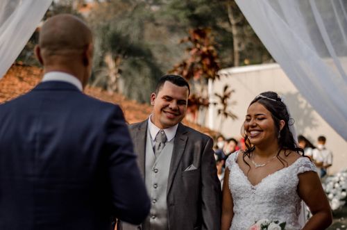 Free Smiling bride and groom during an outdoor wedding ceremony, surrounded by nature. Stock Photo