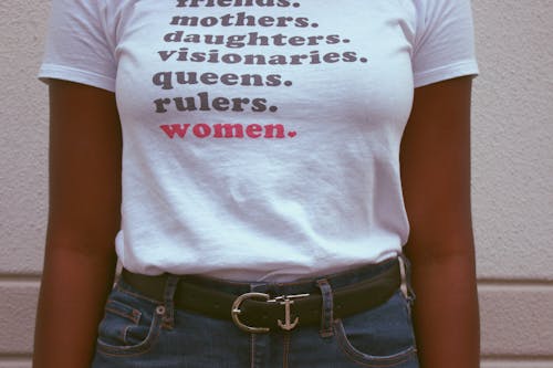 Free Wanita Mengenakan T Shirt Putih Dan Bawahan Denim Biru Stock Photo