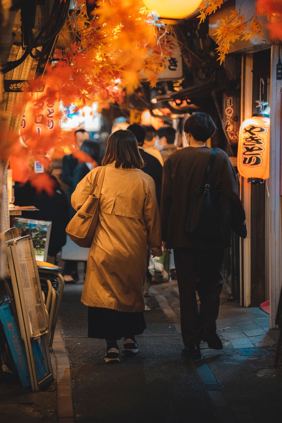 夜の日本の路地と提灯のイメージ