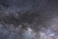 这是一张壮丽的银河系景色，拍摄于清澈的星空之中