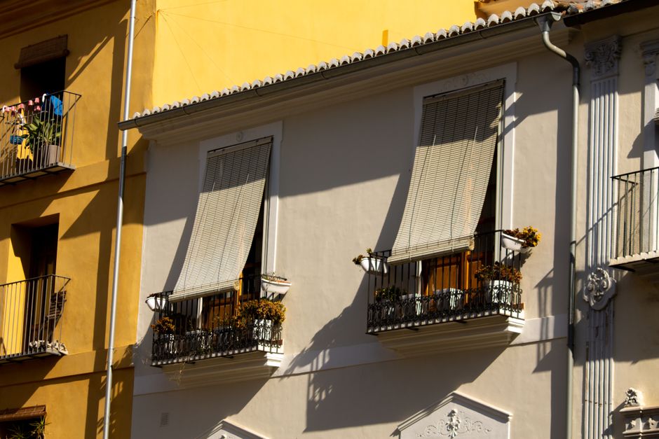 Una vista encantadora de balcones iluminados por el sol en un edificio residencial en Valencia, España