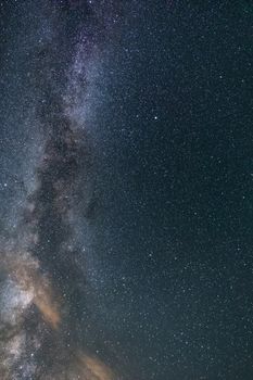 这片令人惊叹的星空景观展现了银河系，非常适合太空爱好者