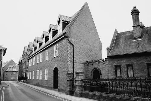 Foto stok gratis batu bata, eksterior bangunan, hitam & putih