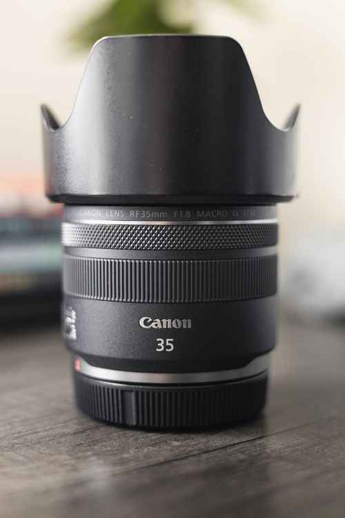 Free Detailed close-up photo of a Canon camera lens with a blurred background. Stock Photo