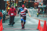 在西弗吉尼亚州惠灵，跑步者们冲过终点线，完成了城市马拉松比赛