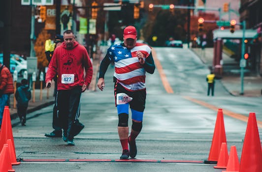 在西弗吉尼亚州惠灵，跑步者们冲过终点线，完成了城市马拉松比赛