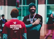 在支持退伍军人的慈善活动中，两名男子分享了轻松的时刻