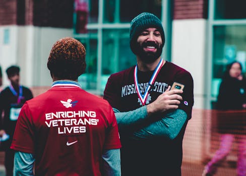 在支持退伍军人的慈善活动中，两名男子分享了轻松的时刻