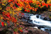 安大略省岩石嶙峋的地形间，秋叶绚烂，瀑布点缀其中，景色令人惊叹
