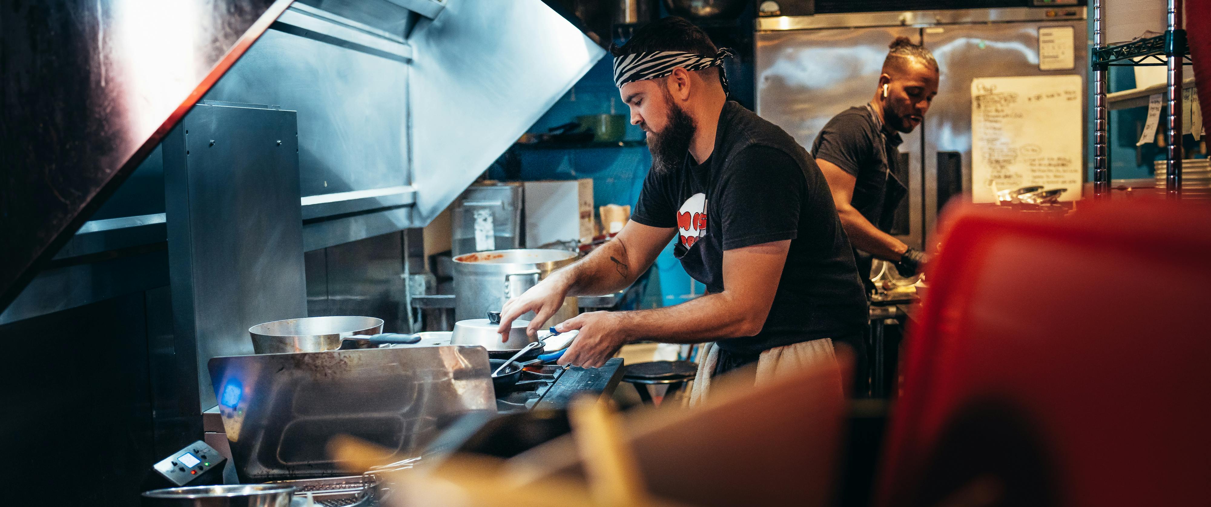 https://images.pexels.com/photos/15646686/pexels-photo-15646686/free-photo-of-men-cooking-in-a-restaurant-kitchen.jpeg