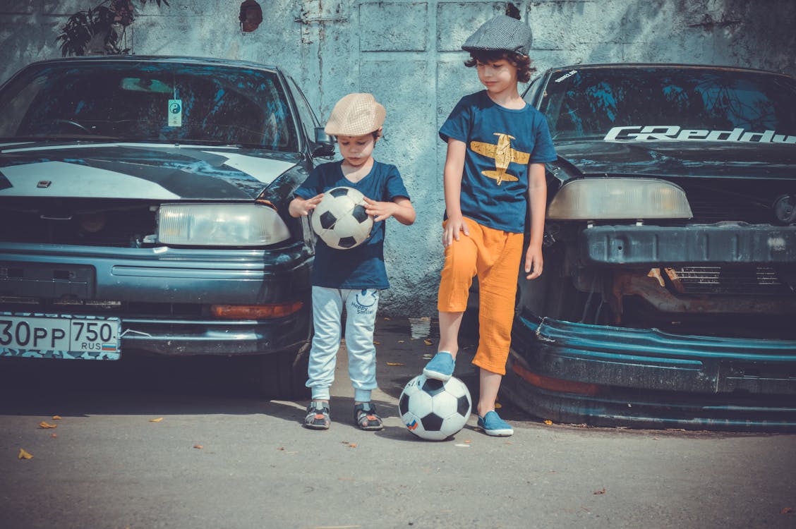 Základová fotografie zdarma na téma auta, děti, fotbal