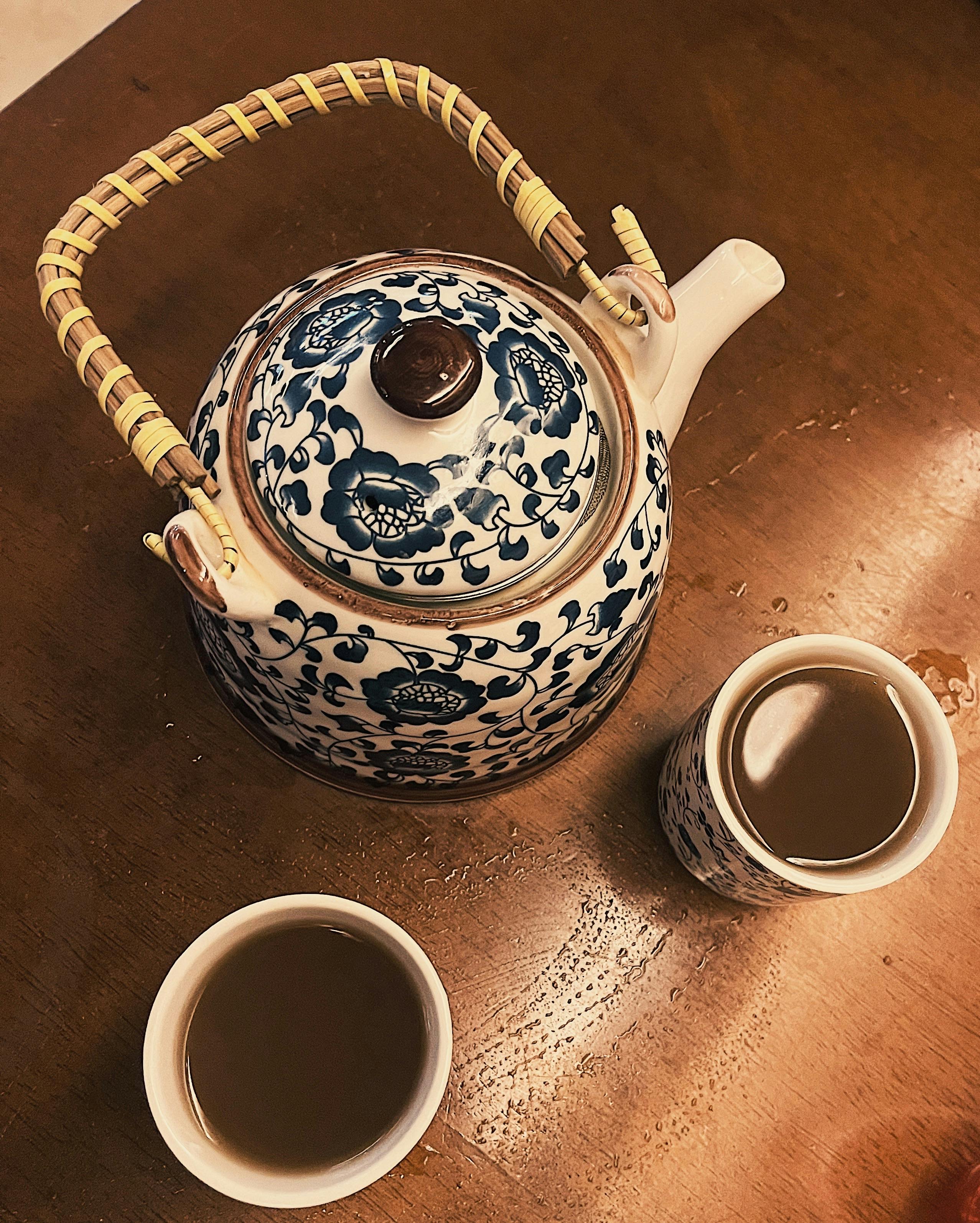 https://images.pexels.com/photos/15648992/pexels-photo-15648992/free-photo-of-traditional-teapot-and-cups-on-table.jpeg