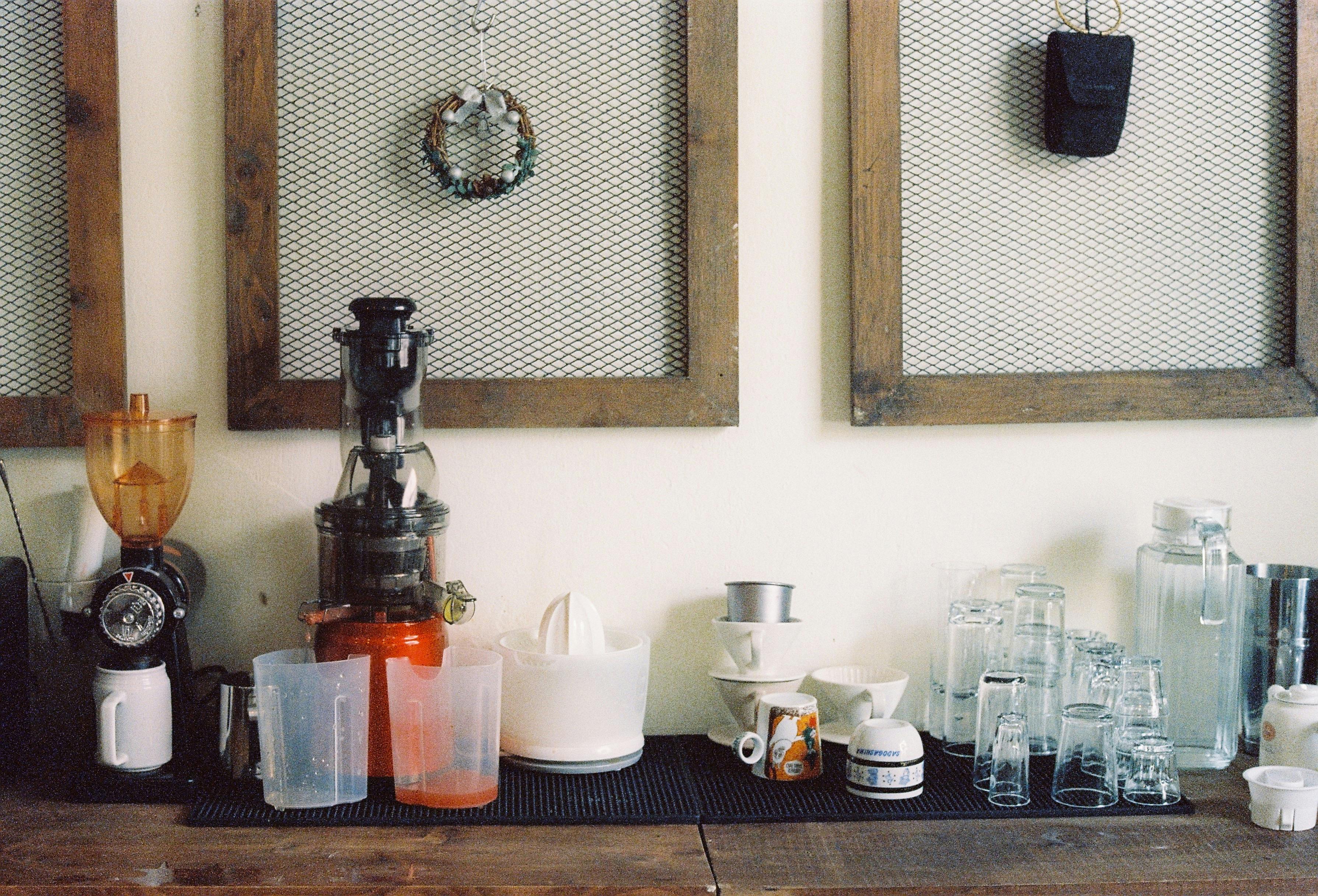 Juicer and Glasses on the Counter in a Restaurant · Free Stock Photo