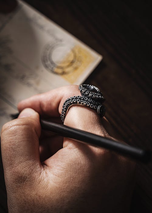Foto profissional grátis de anel, anel de tentáculo de polvo, artesanal