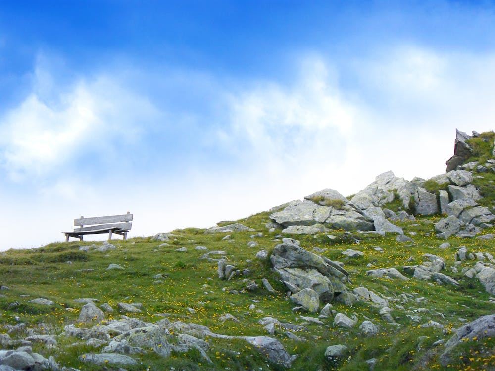 Free White Wooden Bench in Mountain during Daytime Stock Photo