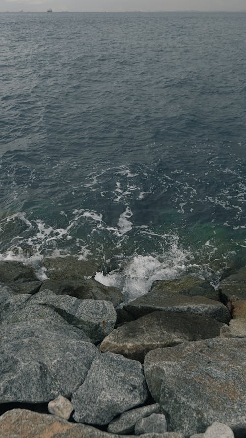 岩石, 岸邊, 灰濛蒙 的 免費圖庫相片