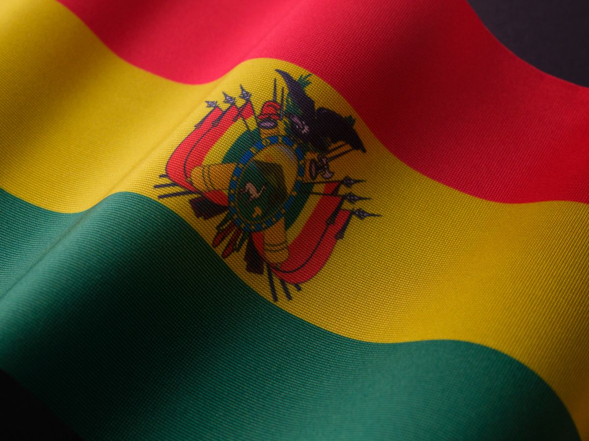 Rojo por la sangre de sus héroes, amarillo por su riqueza mineral, verde por su naturaleza y la esperanza. Qué significa la bandera de Bolivia, cómo cambió desde 1825, el escudo, la wiphala y dónde verás cada una al viajar.