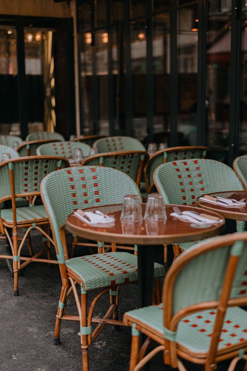 A restaurant with green and white chairs