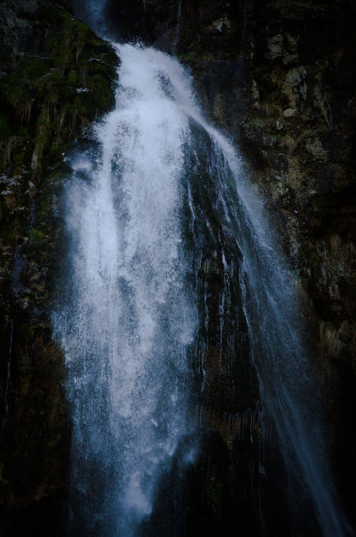 Бесплатное стоковое фото с вертикальный выстрел, водопад, живописный