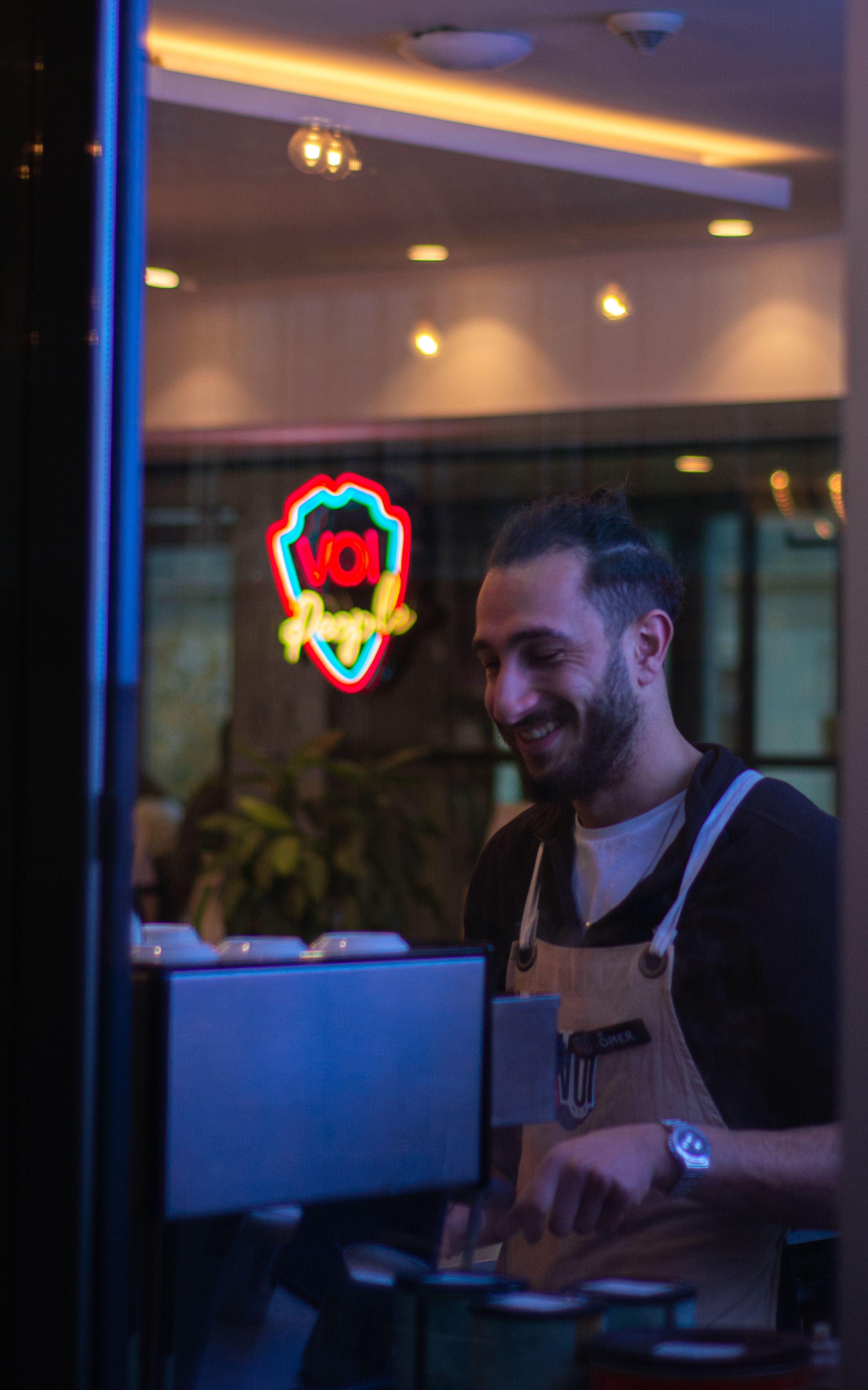 Membre de l'équipe au service du 7 Café