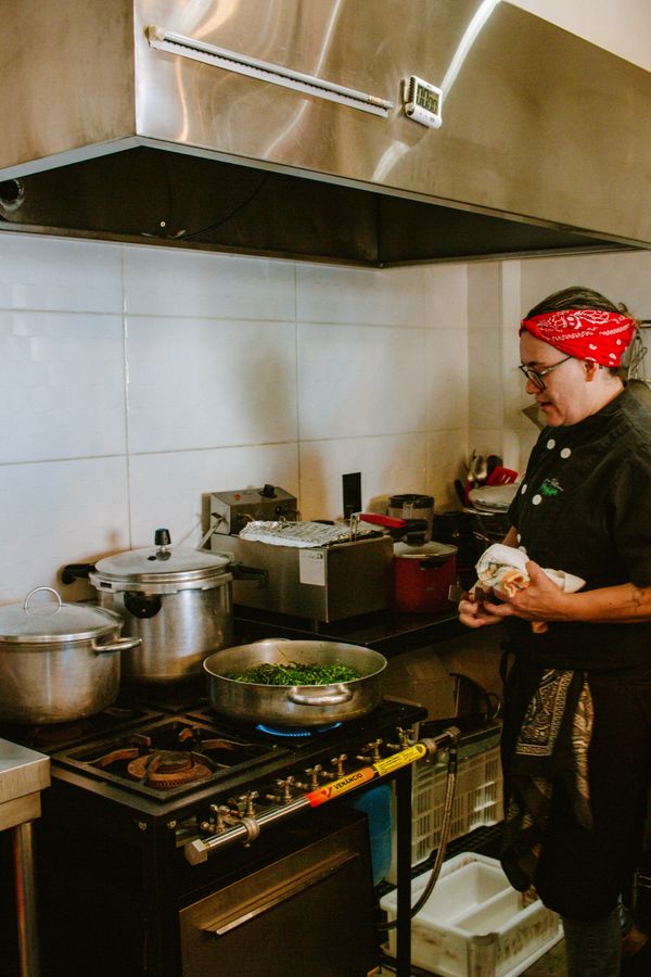 Cheffe en cuisine préparant un plat