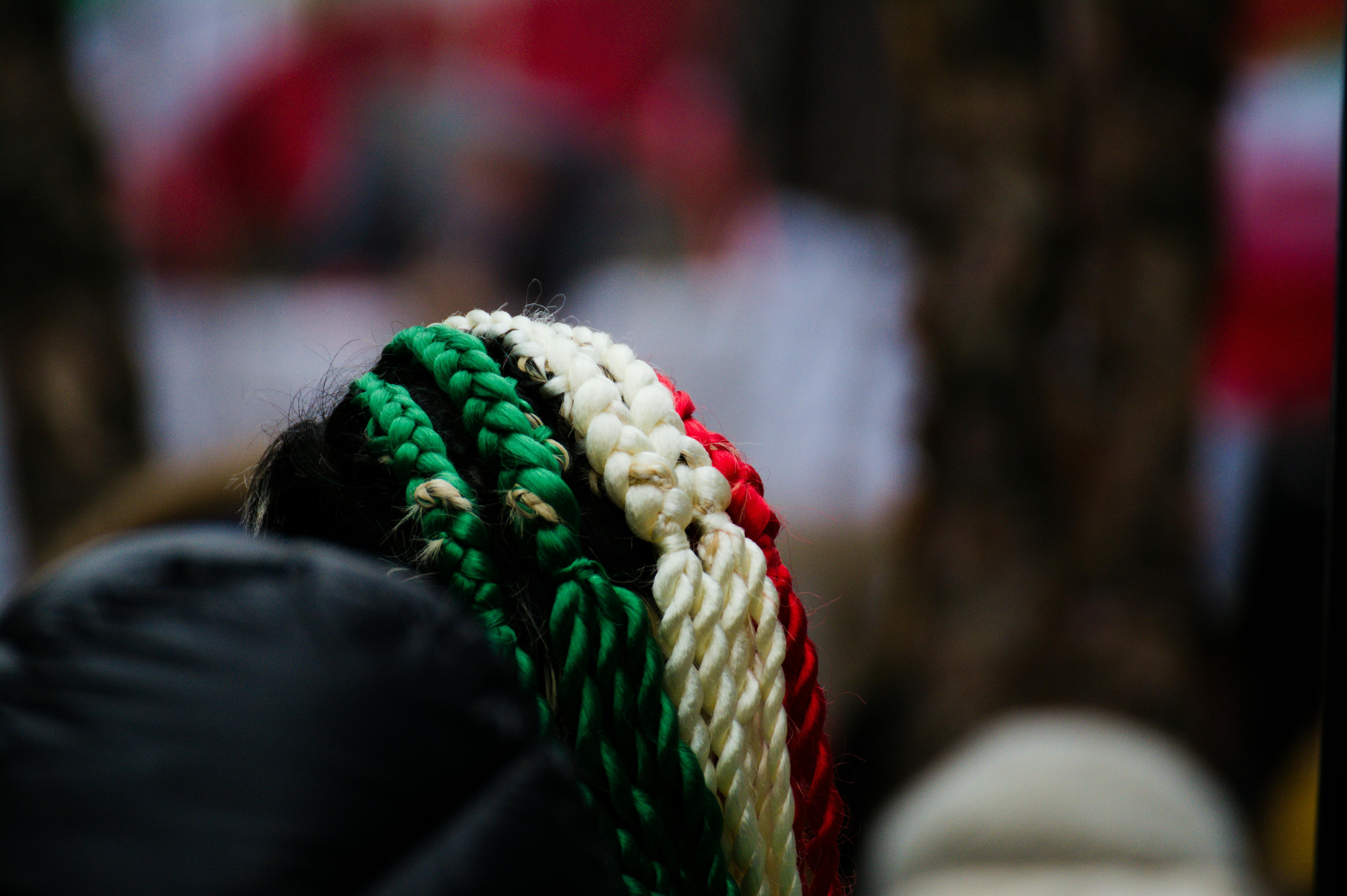 Belçika'da sosyal yaşamı ve Türk toplumunun entegrasyonunu simgeleyen, farklı kültürlerden insanların bir arada bulunduğu samimi bir sokak veya kafe ortamı.