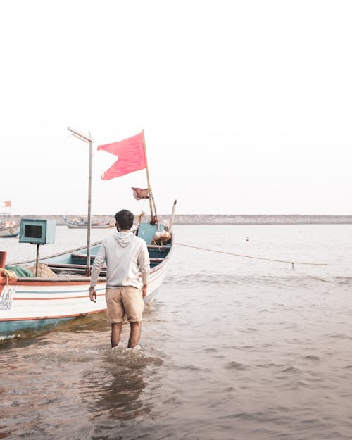 Foto stok gratis bendera merah, kedudukan, laki-laki