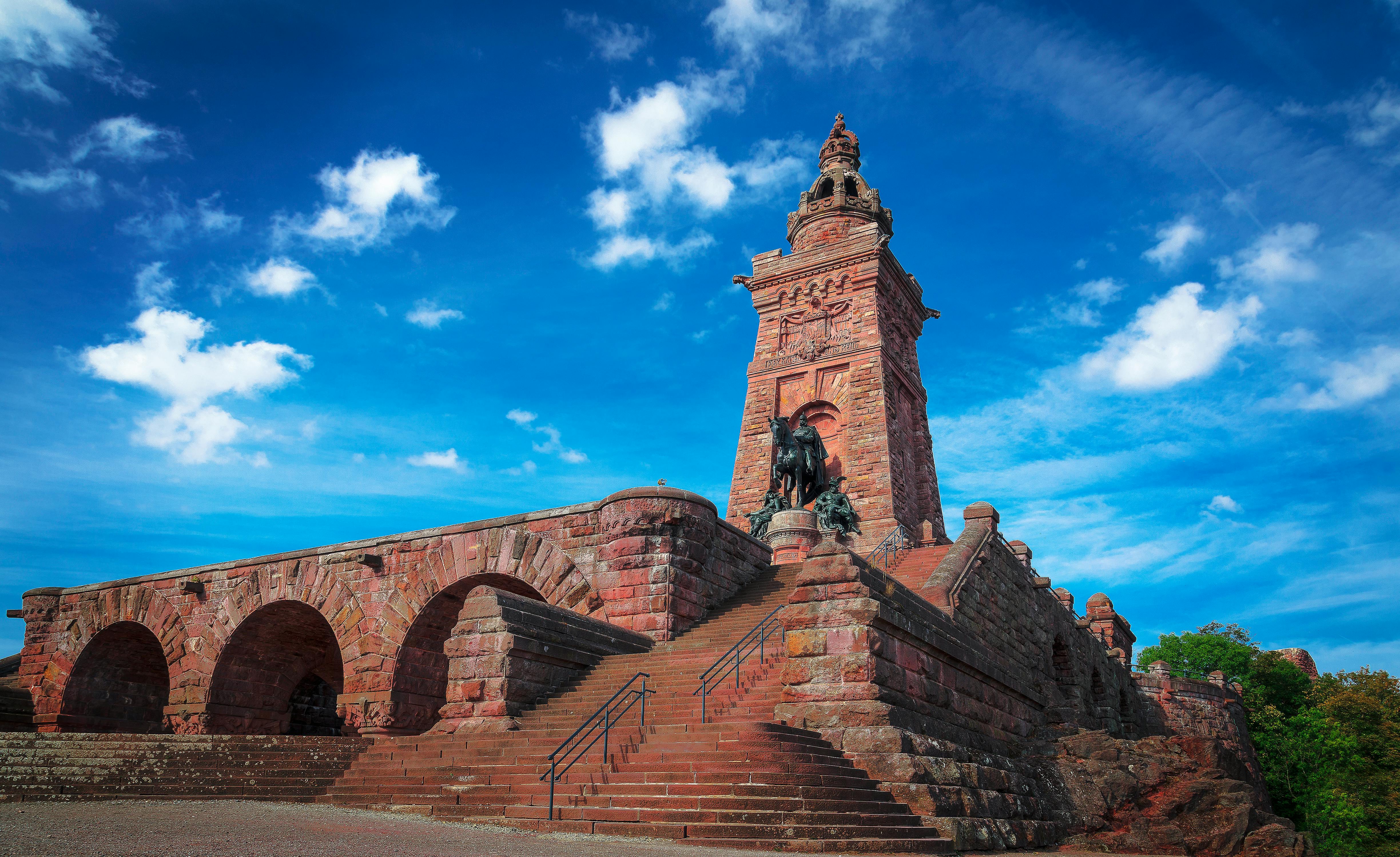 德国哥特式纪念馆在蓝天映衬下，景色令人惊叹